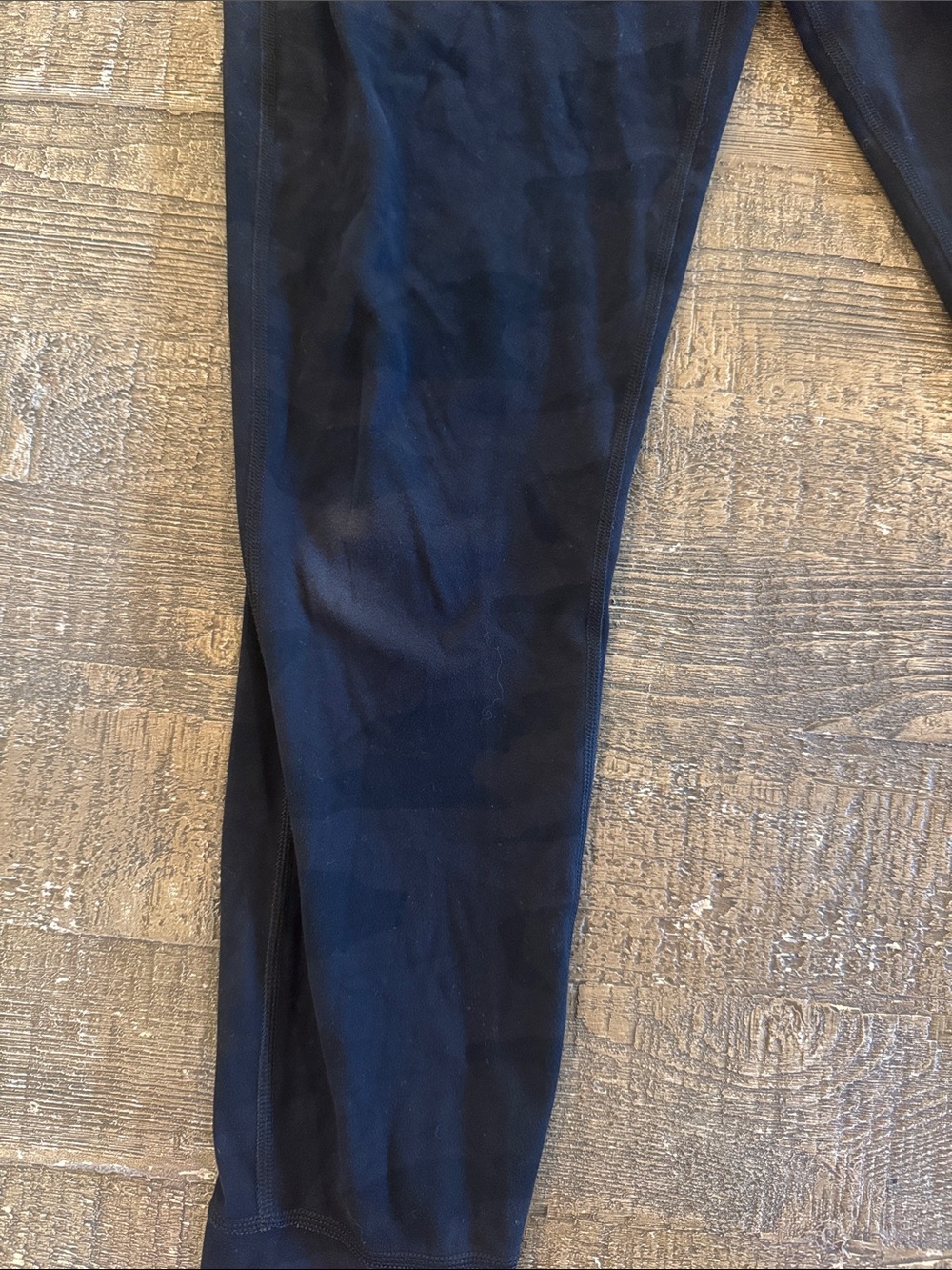 Vuori daily form leggings in black camo. - Picture 2 of 7